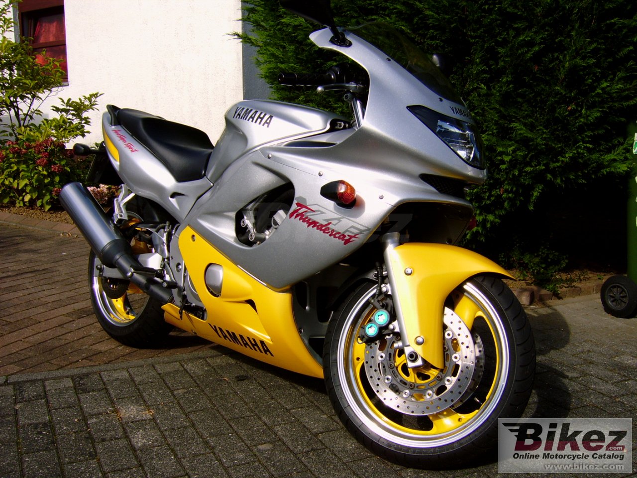 Big  yzf 600 r thundercat picture and wallpaper from Bikez.com